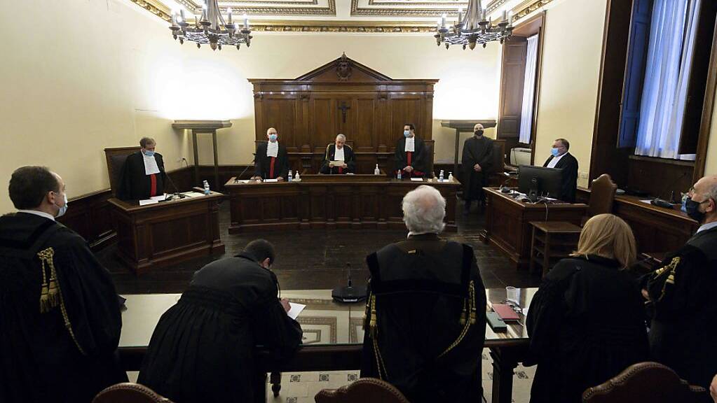 HANDOUT - Der Gerichtssaal im Vatikangericht. Foto: -/Vatican Media/dpa