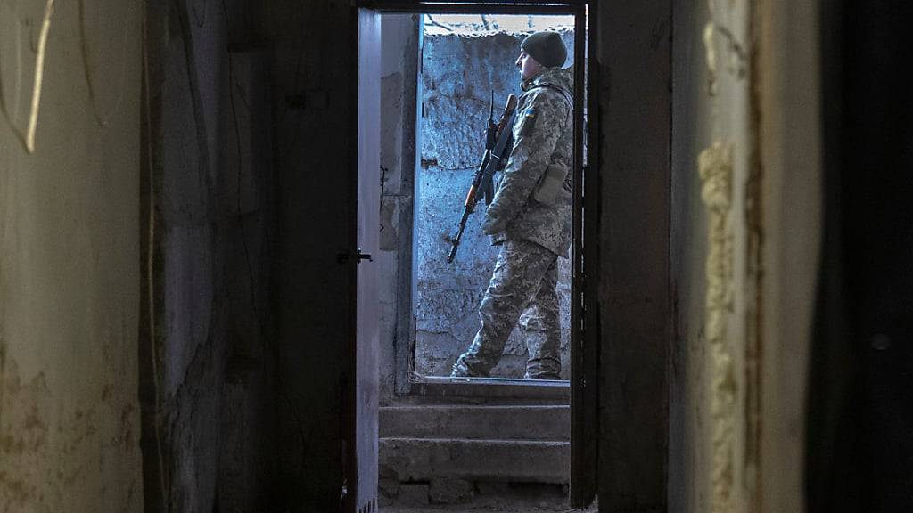 Ein ukrainischer Soldat steht vor einem Unterstand in der Frontstadt in der Region Charkiw. Foto: Efrem Lukatsky/AP