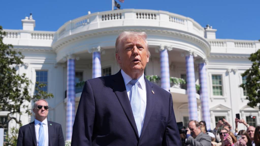 US-Präsident Donald Trump nimmt am Ostereierrollen auf dem Südrasen des Weißen Hauses teil. Foto: Alex Brandon/AP/dpa