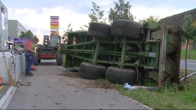 Tonnenschwerer Miststreuer auf Irrfahrt