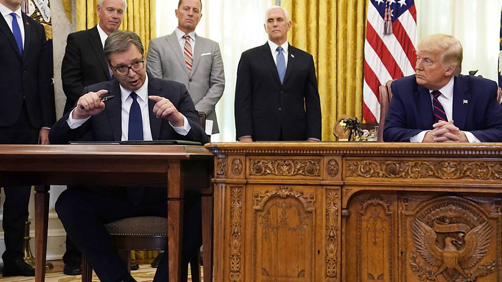 Der serbische Präsident Aleksandar Vucic (l) äußert sich im Oval Office, US-Präsident US-Präsident Donald Trump hört zu. Foto: Evan Vucci/AP/dpa