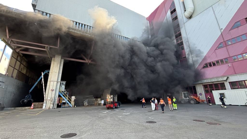 Ein Brand in der Kehrichtverwertungsanlage in Hinwil forderte am Mittwoch hohen Sachschaden. Die Brandursache ist noch unklar.