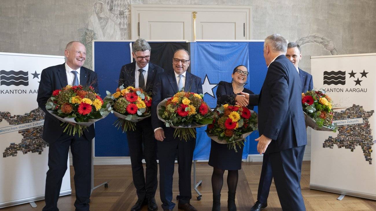 Fototermin mit den Gewählten und dem abtretenden Regierungsrat.