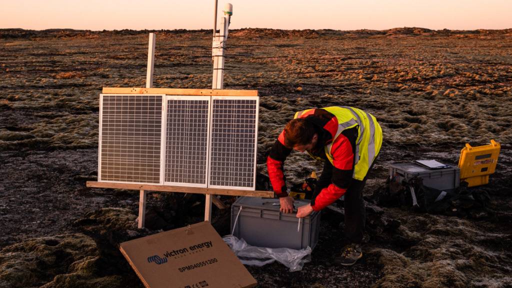 ARCHIV - Ein Geologe arbeitet in der N‰he der isl‰ndischen Stadt GrindavÌk an einem Seismographen. Foto: Raul Moreno/SOPA Images via ZUMA Press Wire/dpa