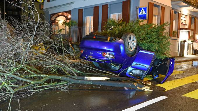 Auto überschlägt sich – Fahrer verletzt