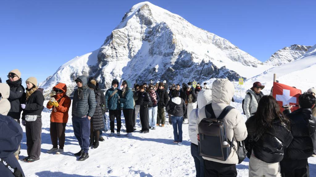 Touristen geniessen die Aussicht und das schöne Wetter auf dem Jungfraujoch. (Archivbild)