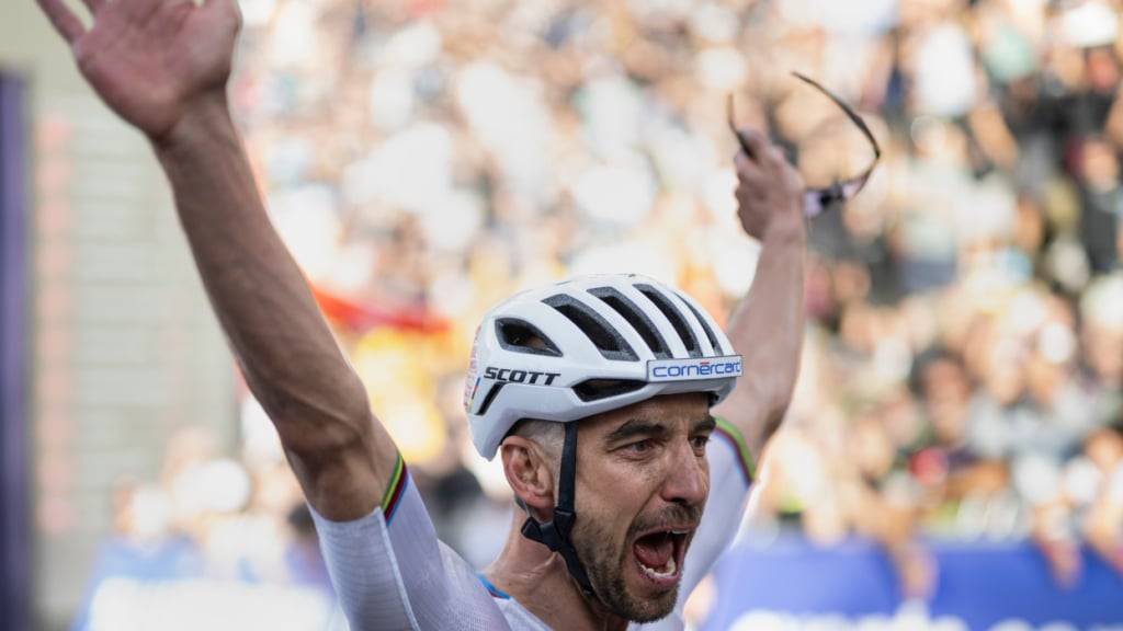 Nino Schurter feierte und liess sich feiern - obwohl er sein letztes Karrierenrennen nicht gewinnen konnte