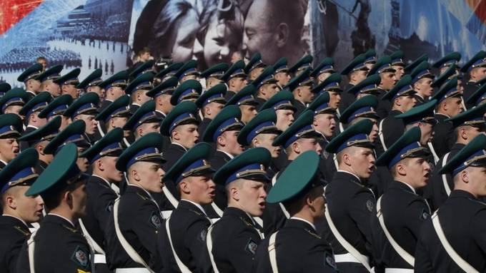 Grosse Militärparade mit Präsident Putin in Moskau begonnen