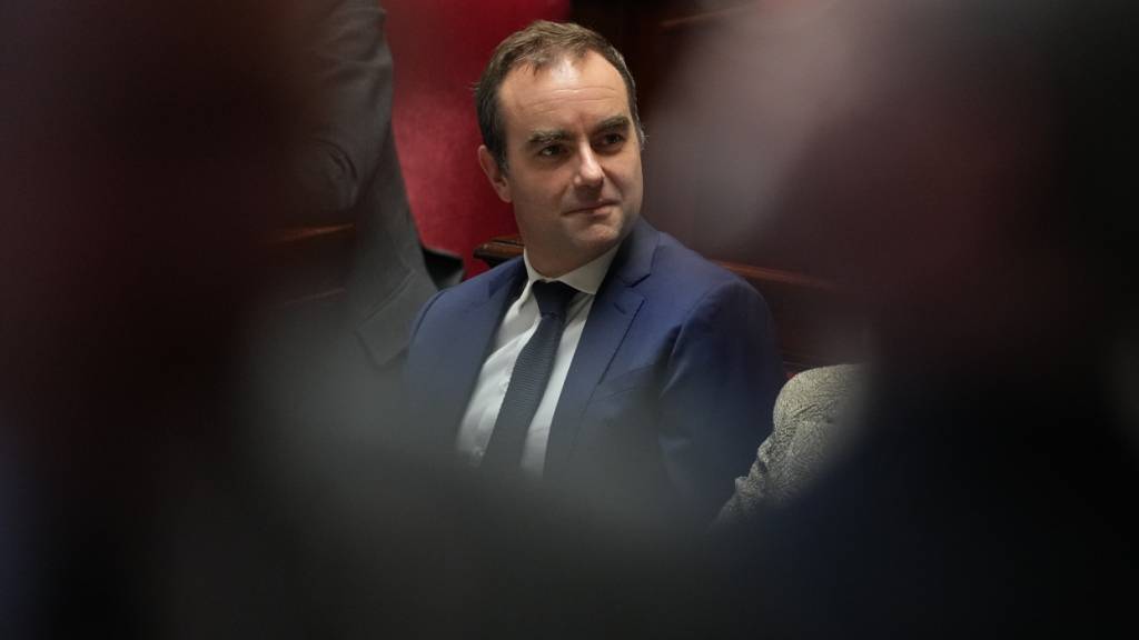 Frankreichs neue Regierung in Haushaltsdebatte unter Druck