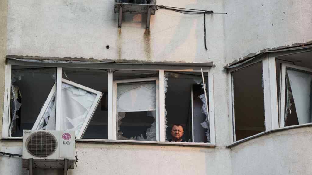 dpatopbilder - Ein mehrstöckiges Wohnhaus, das bei einem russischen Drohnenangriff auf Kiew beschädigt wurde. Foto: Evgeniy Maloletka/AP/dpa