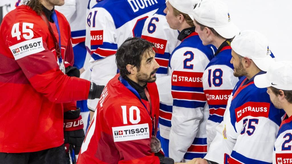 Die Schweizer gratulieren den Amerikanern nach der 0:1-Final-Niederlage zum WM-Titel