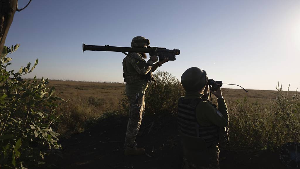 Ukrainische Soldaten zielen mit einer Flugabwehrrakete auf die Frontlinie bei Bachmut. Foto: Alex Babenko/AP/dpa