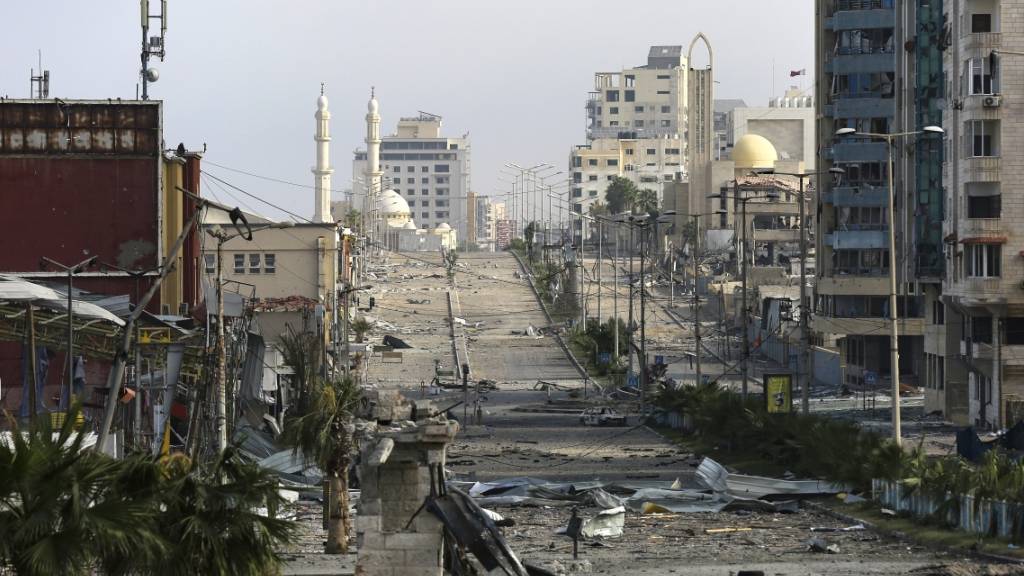 Die Al-Rashid-Hauptstraße in Gaza-Stadt nach israelischem Beschuss. Foto: Abed Khaled/AP/dpa