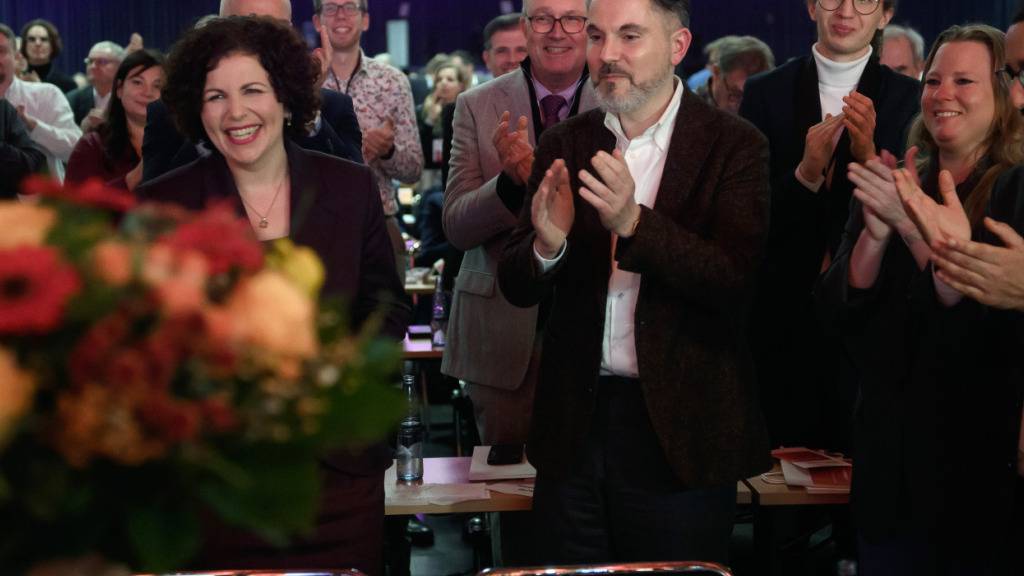 Amira Mohamed Ali (l) und Fabio de Masi (r) freuen sich über ihr Wahlergebnis auf dem BSW-Bundesparteitag. Foto: Klaus-Dietmar Gabbert/dpa