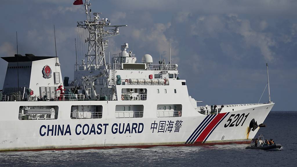 ARCHIV - Ein Schiff der chinesischen Küstenwache mit der Bugnummer 5201 setzt seine Besatzung auf Motorbooten ein. Foto: Aaron Favila/AP/dpa