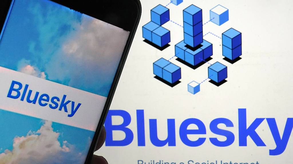 Jetzt offen für alle: Der Kurznachrichtendienst Bluesky, eine Alternative zu Elon Musks Twitter-Nachfolger X. Im Bild die Bluesky-App auf einem Smartphone. (Archiv)