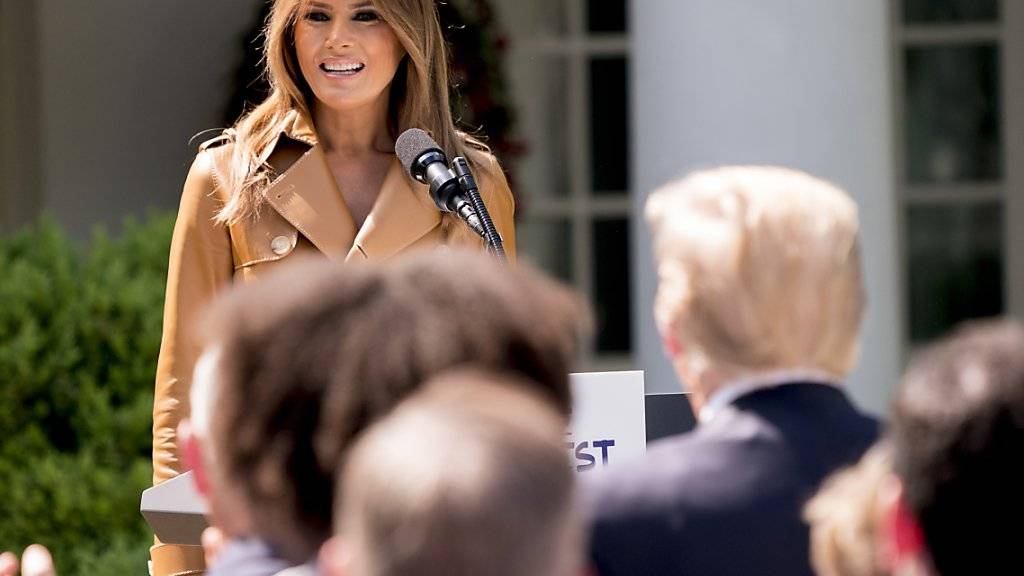 Die US-First Lady Melania Trump gibt Kindern Tipps im Umgang mit sozialen Medien. In der ersten Reihe im Publikum: Präsident Donald Trump.