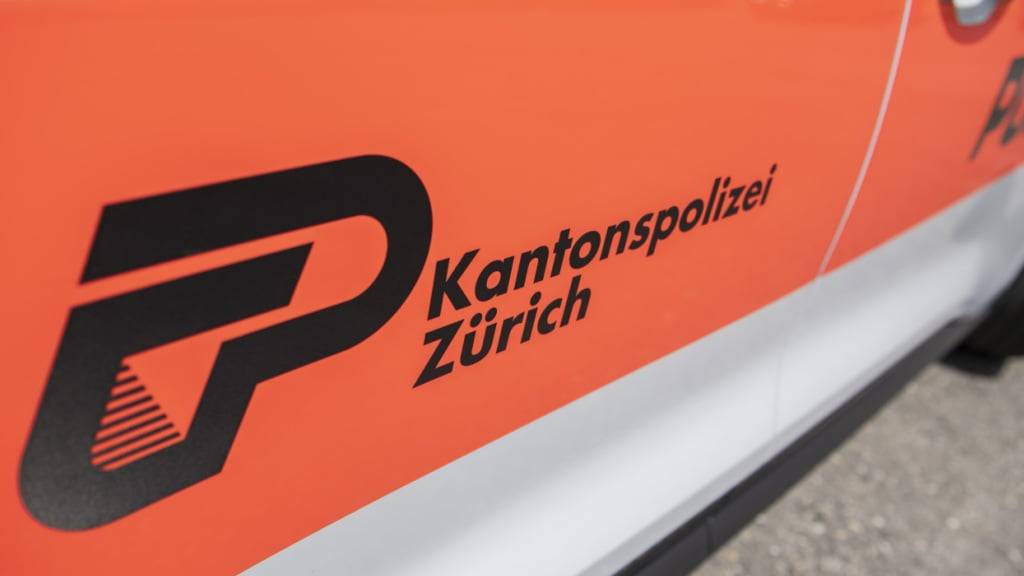 Die Kantonspolizei Zürich rückte am Mittwoch vergangener Woche zu einem Einsatz nach Bülach aus. Bei einer Auseinandersetzung mit einem anderen Mann ist ein 35-jähriger Mann aus dem Fenster eines Wohnhauses gestürzt und später an den Verletzungen gestorben. (Symbolbild)