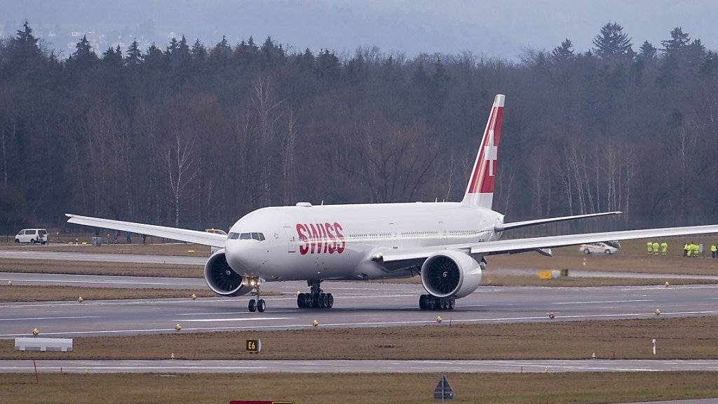 Die Fluggesellschaft Swiss hat im April deutlich weniger Passagiere befördert. (Archivbild Boeing 777-300ER)