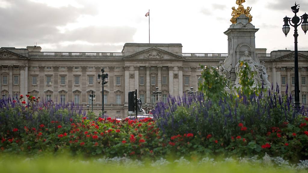 ARCHIV - Blick auf den Buckingham Palast in London. Die fehlenden Einnahmen könnten mehrere Hundert Angestellte der königlichen Paläste den Job kosten. Foto: Monika Skolimowska/dpa-Zentralbild/dpa
