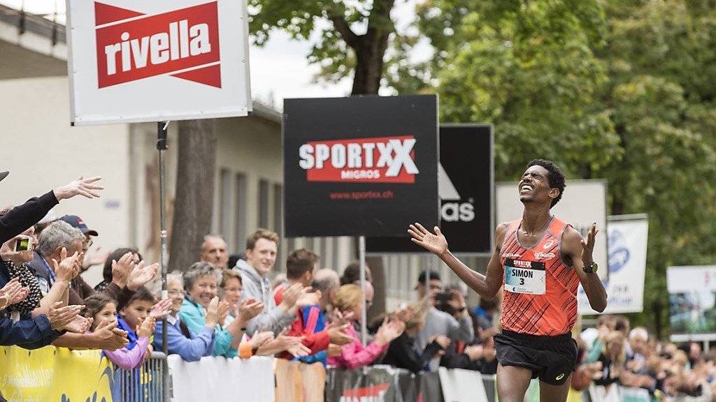 Simon Tesfay jubelt über seinen erstmaligen Triumph beim Greifenseelauf