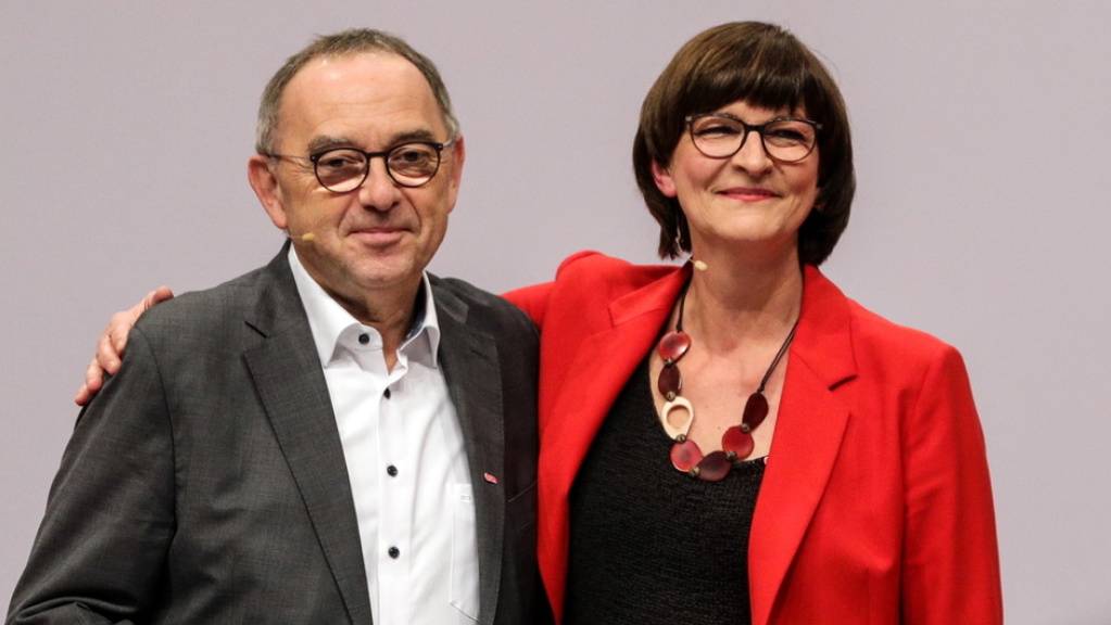 Saskia Esken und Norbert Walter-Borjans, die neugewählte Doppelspitze der SPD, am Freitag am Parteitag in Berlin.