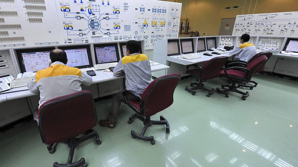 Iranische Techniker arbeiten im Atomkraftwerk Bushehr. Von der Cyber-Attacke durch den Computer-Virus Stuxnet war auch diese Anlage betroffen. (Archivbild)