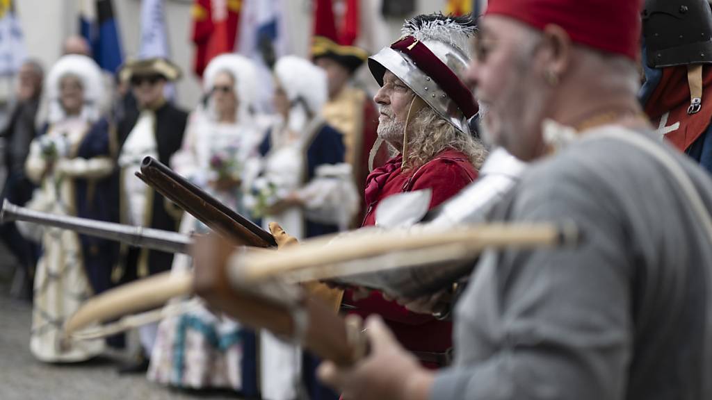 Kostümierte Teilnehmende am wiederbelebten Bundstag am 1. Juni 2024 in Ilanz in der Surselva. (Archivbild)