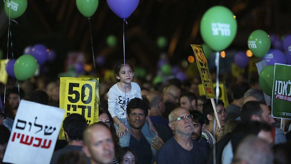 Tausende Israelis haben in Tel Aviv für ein Ende der seit 50 Jahren andauernden Besatzung der Palästinensergebiete demonstriert.  «50 Jahre sind genug - Frieden jetzt!», stand auf Schildern.