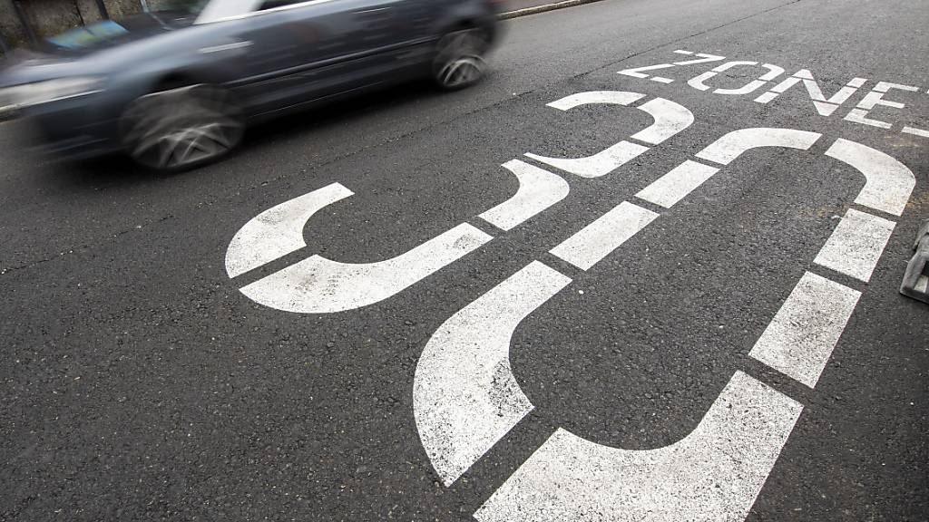 Immer mehr Luzerner Gemeinden möchten, zum Ärger gewisser Automobilistinnen und -mobilisten, Tempo 30 auf Hauptstrassen einführen. (Symbolbild)