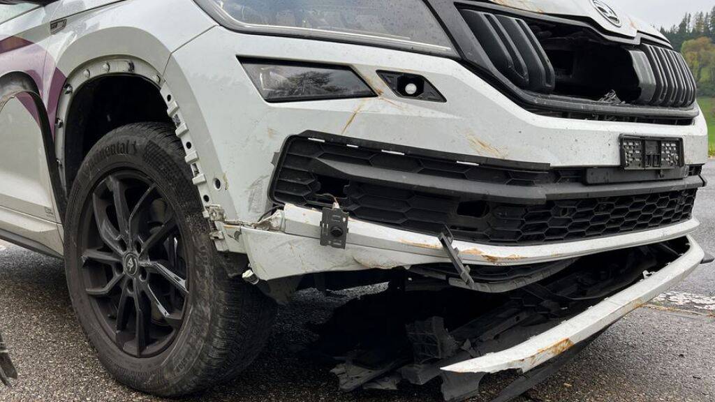 Ladung eines Lastwagens fällt in Menznau LU vor fahrendes Auto