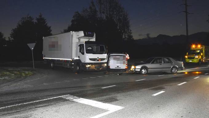 Lieferwagen kracht in Auto