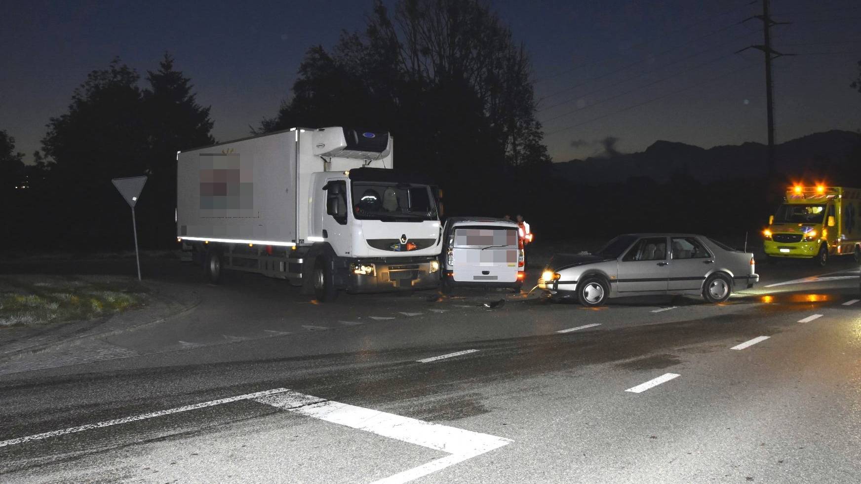 Ein Lieferwagen krachte in Neuhaus in ein Auto.