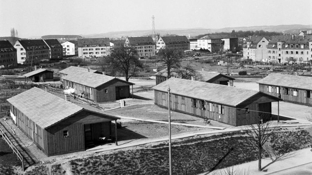 Die Wohnbaracken in der Nähe des Bucheggplatzes in Zürich dienten um 1946 obdachlosen Familien als Notunterkunft.