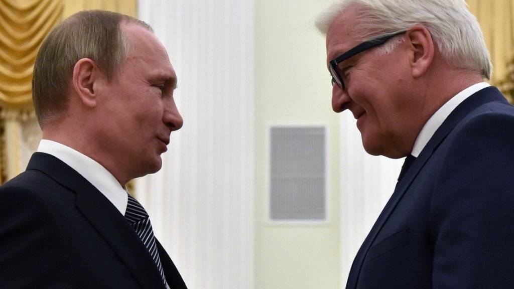 Der deutsche Aussenminister Frank-Walter Steinmeier (r) in Moskau im Gespräch mit Russlands Präsident Wladimir Putin