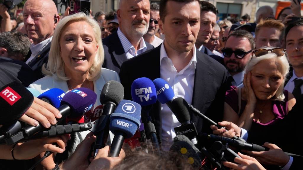 Marine Le Pen und Jordan Bardella stehen vor Journalisten. Foto: Michel Euler/AP/dpa/Archivbild