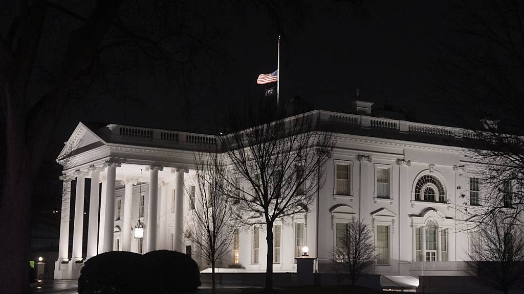 dpatopbilder - Die Flagge weht auf Halbmast für den verstorbenen Präsidenten Jimmy Carter auf dem Weißen Haus. Foto: Manuel Balce Ceneta/AP/dpa