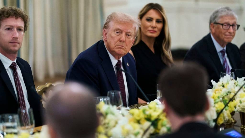 Trump hofierte die Tech-Elite an einem Dinner am Donnerstag im Weissen Haus, unter anderem waren Meta-Chef Mark Zuckerberg (ganz links) sowie Microsoft-Gründer Bill Gates (ganz rechts) eingeladen.