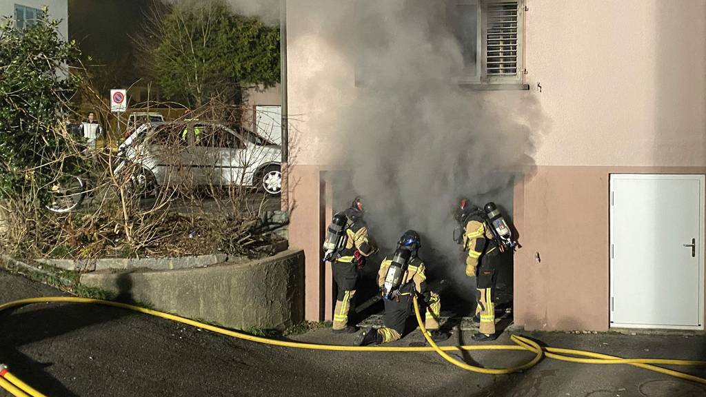 Altpapier brennt in Garagenboxen – Polizei vermutet Brandstiftung