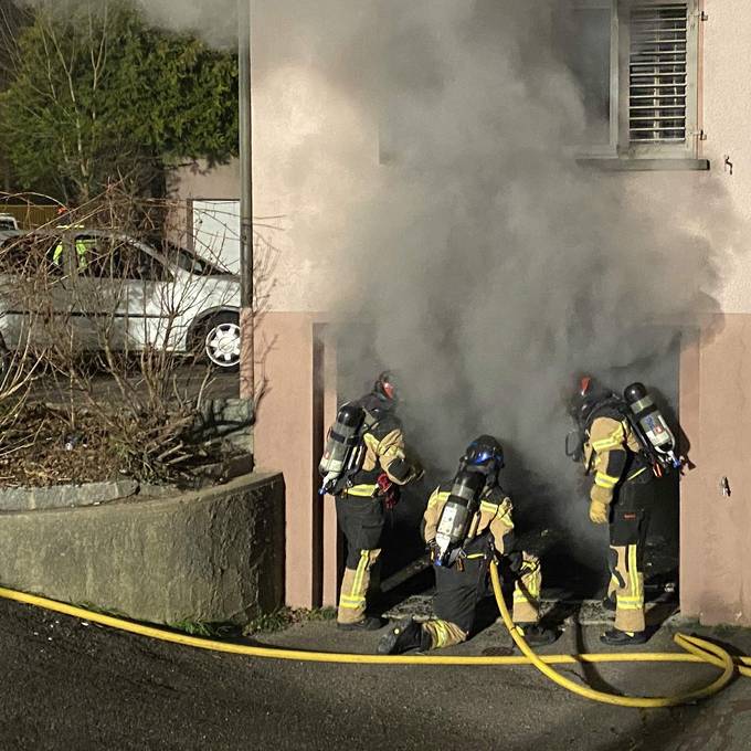 Altpapier brennt in Garagenboxen – Polizei vermutet Brandstiftung