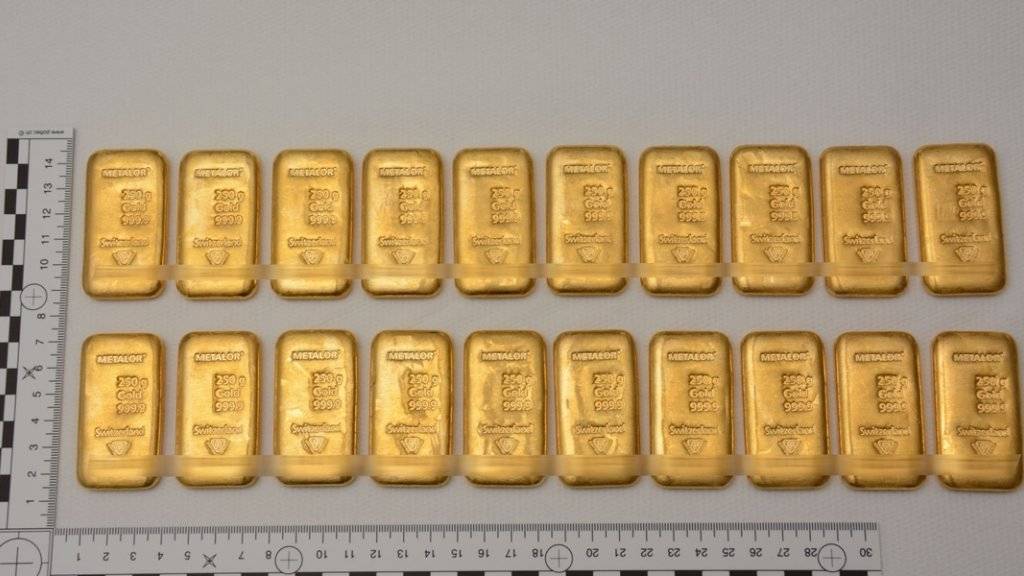 Die von der Polizei an der Grenze im Bergell entdeckten Goldbarren.
