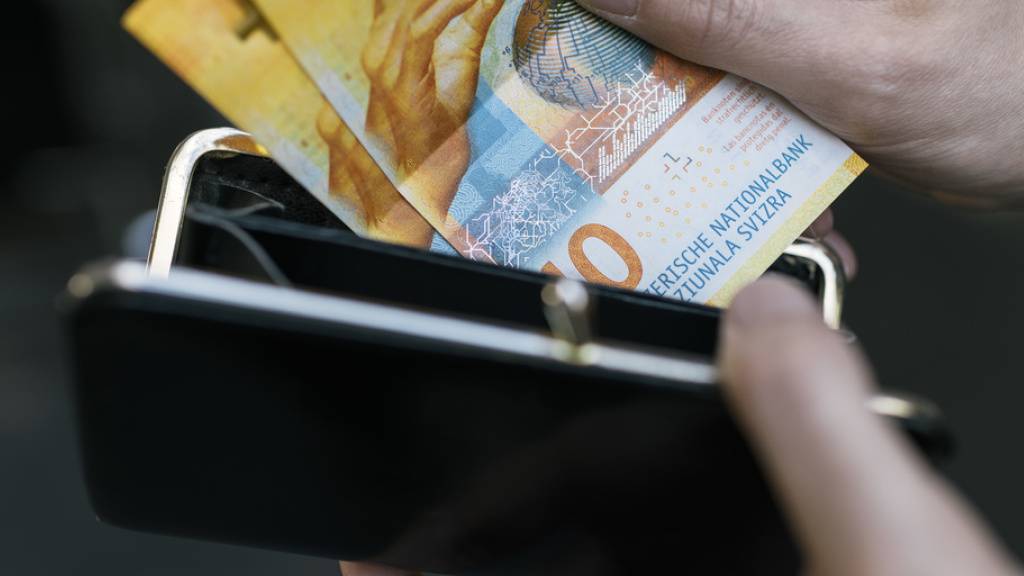 Gemäss einer Studie der Gewerkschaft Unia haben Unternehmenschefs 2022 im Durchschnitt einen 139-mal höheren Lohn bezogen, als die Angestellten mit den tiefsten Löhnen erhalten haben. (Symbolbild)