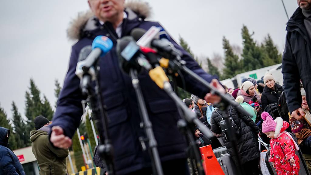 Polens Präsident Andrzej Duda spricht an der ukrainisch-polnischen Grenze in Korczowa zu den Medienvertretern. Dudas Angaben am Freitag zufolge sind seit dem Beginn des Kriegs in der Ukraine mehr als 700 000 Flüchtlinge aus dem Nachbarland in Polen angekommen. Foto: Kay Nietfeld/dpa