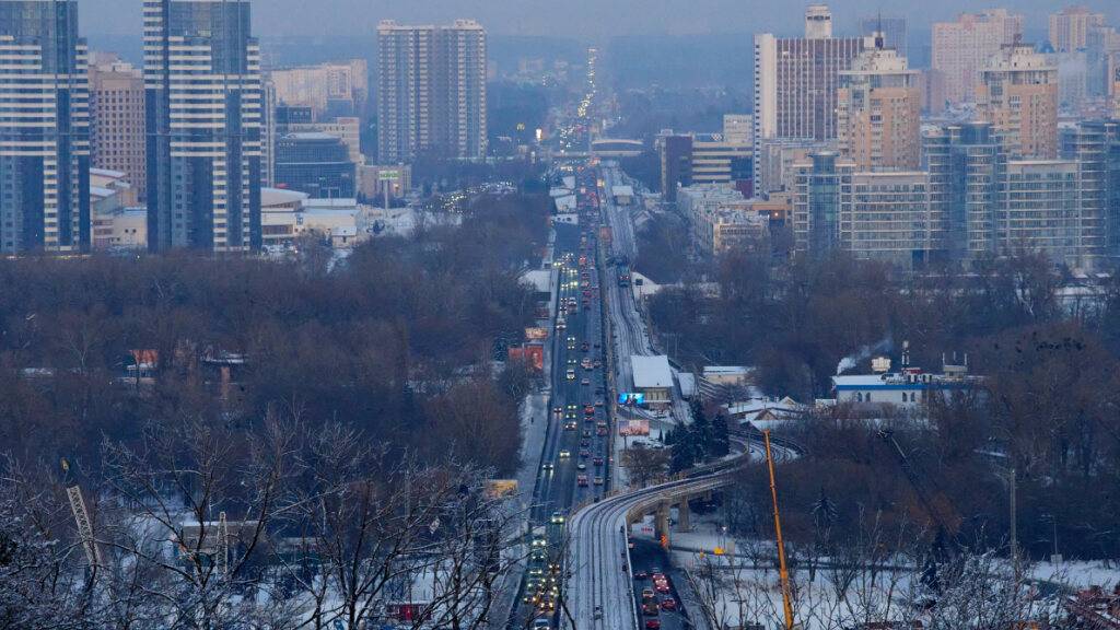 Blick auf das linke Ufer des Flusses Dnipro in Kiew, als die Ukraine von starkem Frost heimgesucht wurde und die Menschen aufgrund der regelmäßigen russischen Luftangriffe auf den Energiesektor des Landes ohne Strom, Heizung und Wasser sind. Foto: Efrem Lukatsky/AP/dpa