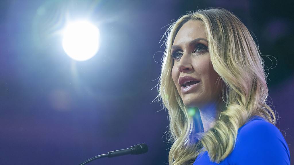 ARCHIV - Lara Trump, Schwiegertochter des ehemaligen US-Präsidenten Donald Trump, spricht während des CPAC-Kongresses, einer regelmäßigen Konferenz von Konservativen. Foto: Alex Brandon/AP/dpa