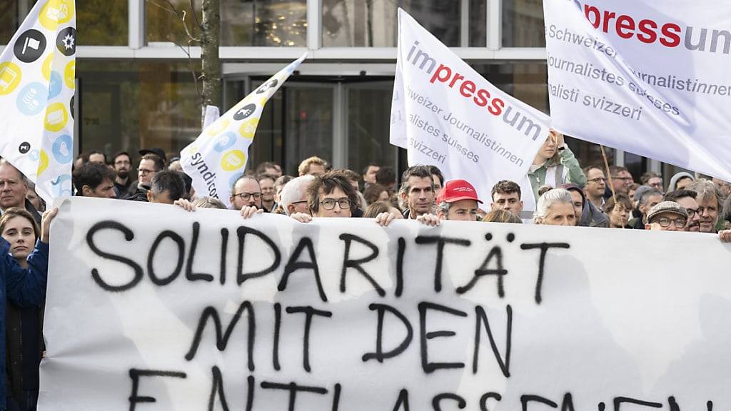 Mitarbeitende der TX Group protestieren am Dienstag gegen den Stellenabbau bei «20 Minuten», «Tages Anzeiger» und weiteren Titeln.