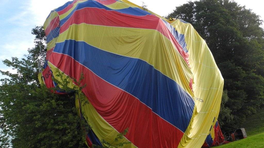 Die Sicherheitslandung einer Heissluftballon-Pilotin endet in einem Baum bei Schindellegi SZ.