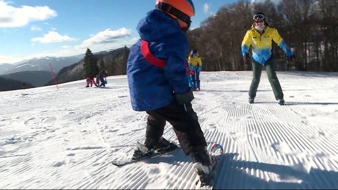 Kinder und Erwachsene lernen auf dem Grenchenberg Skifahren