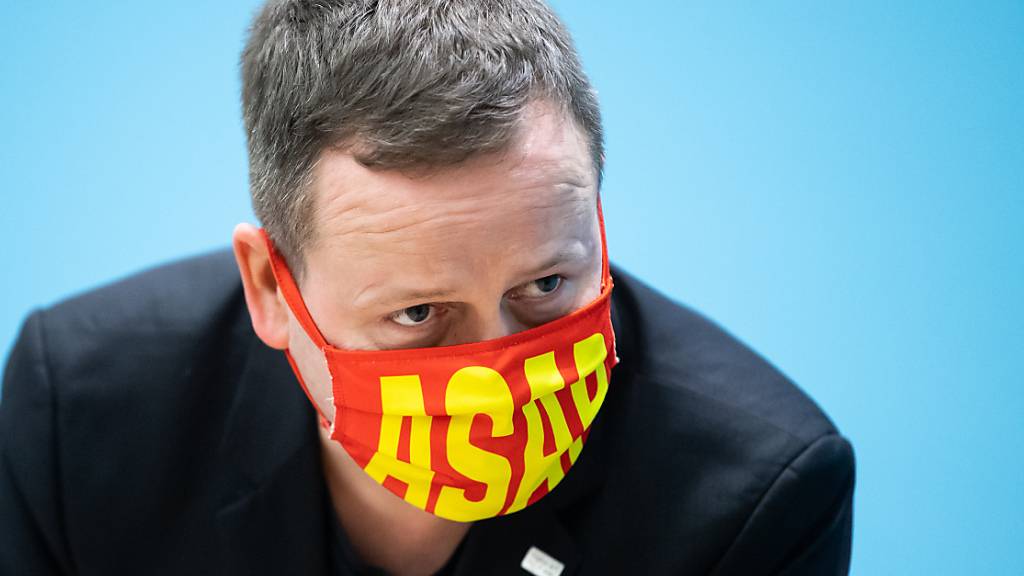 Klaus Lederer (Die Linke), Berliner Kultursenator, steht bei der Pressekonferenz nach der Sitzung des Berliner Senats mit einer Maske mit der Aufschrift «ASAP». Foto: Bernd von Jutrczenka/dpa
