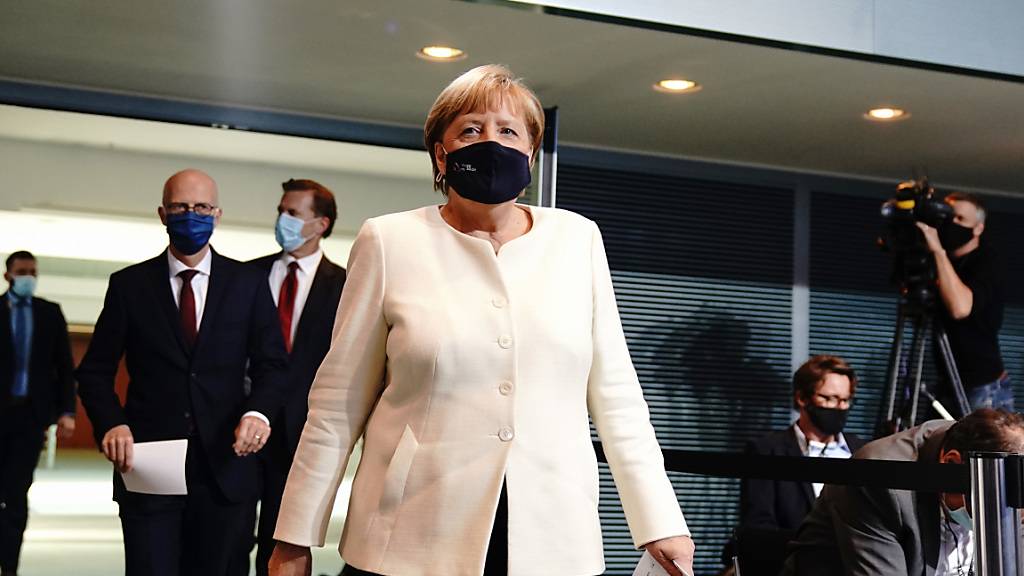 Bundeskanzlerin Angela Merkel (CDU) und Peter Tschentscher (SPD -2.v.l.), Erster Bürgermeister von Hamburg, kommen zur Pressekonferenz. Foto: Kay Nietfeld/dpa